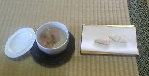 佐倉の塩漬けを入れた、こういうめでたい席ではおなじみのお茶です